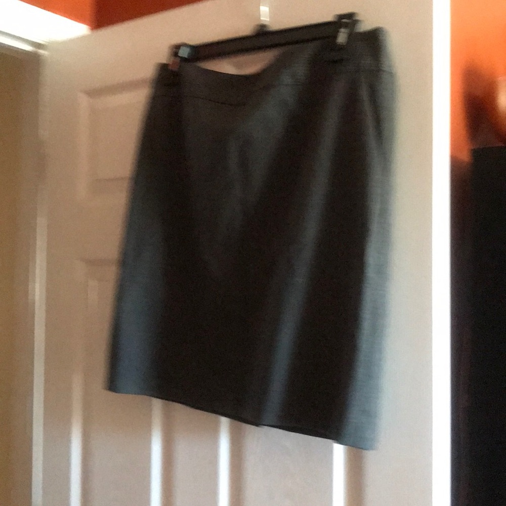 Midi pencil skirt. Grey pin strip.